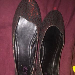 Black n red flats